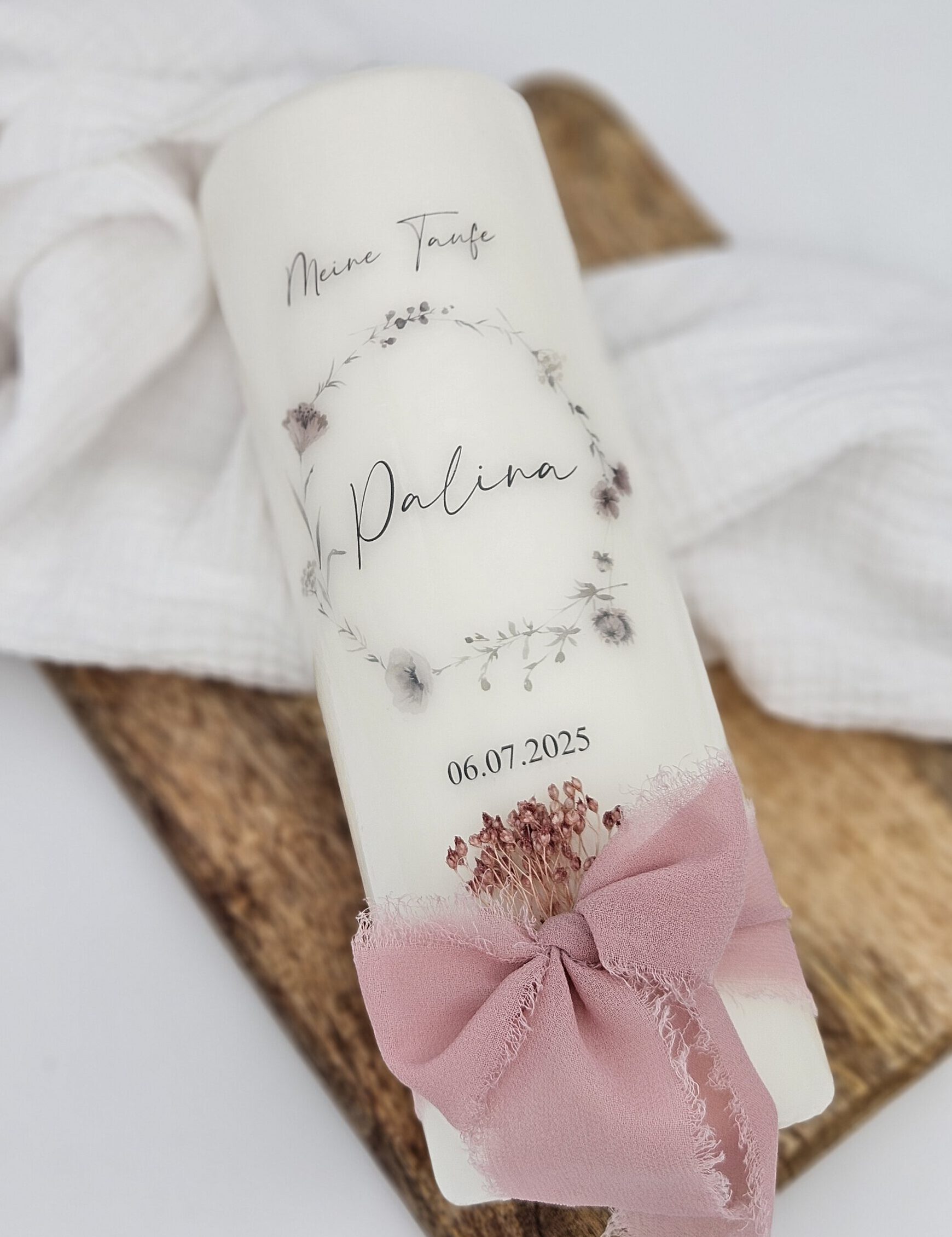 Taufkerze 'Palina' mit zartem Blumenkranz | 34,90 € – Bild 3