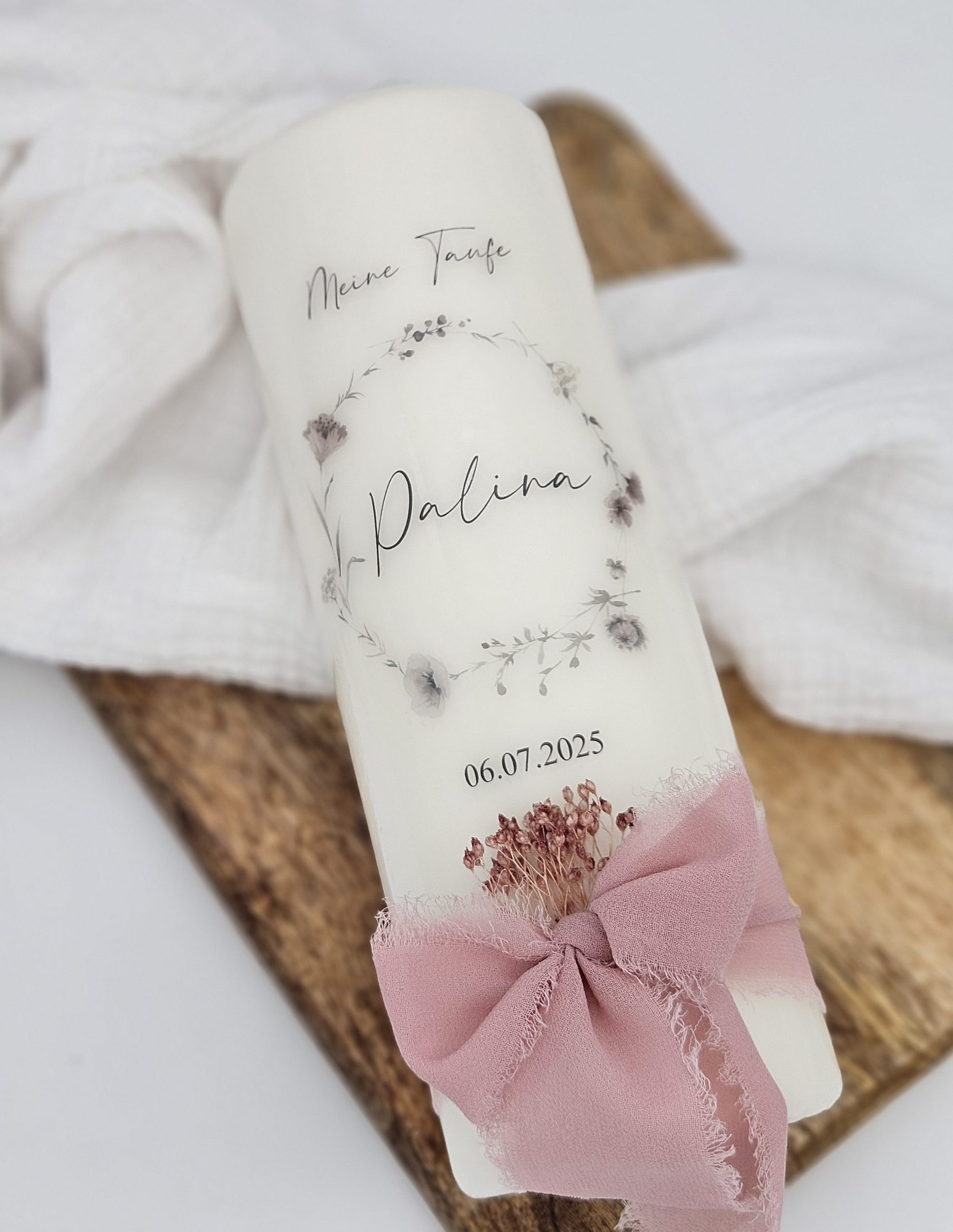 Taufkerze 'Palina' mit zartem Blumenkranz | 34,90 €