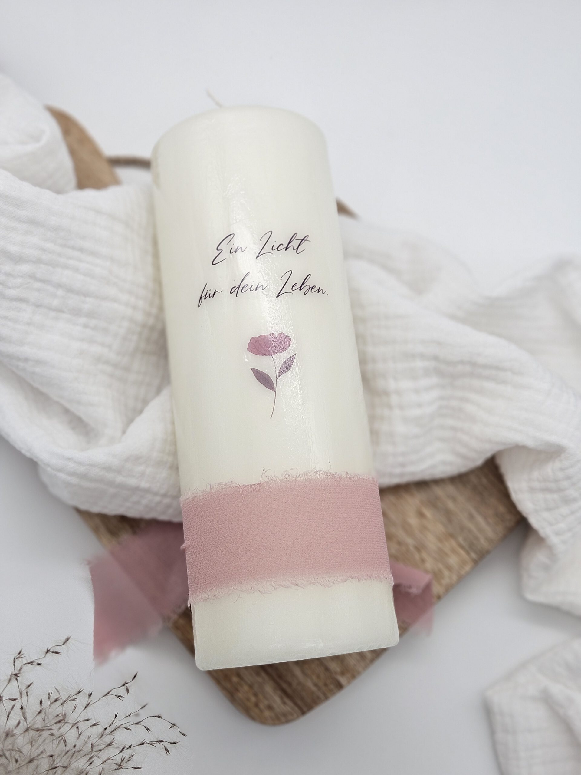 Taufkerze 'Antonia' mit Blumenkranz | 34,90 € – Bild 3