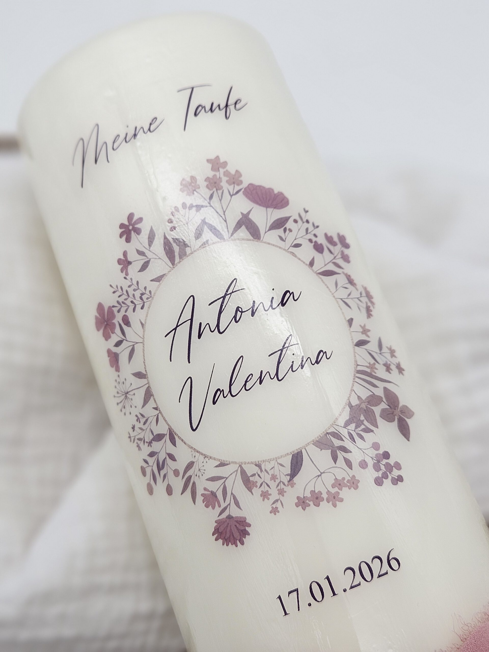 Taufkerze 'Antonia' mit Blumenkranz | 34,90 € – Bild 2