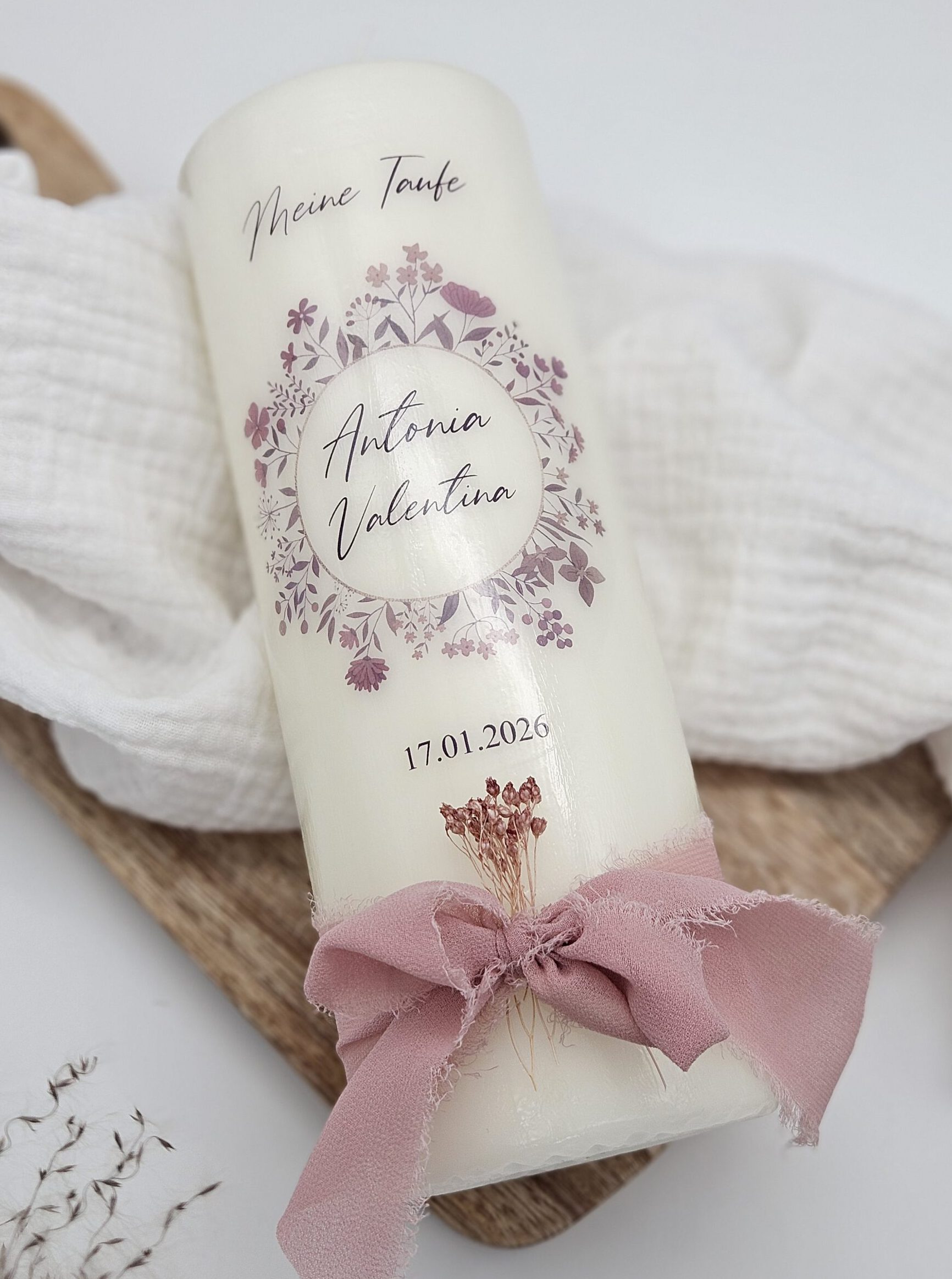 Taufkerze 'Antonia' mit Blumenkranz | 34,90 €