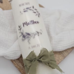 Taufkerze mit Eukalyptuskranz in Khaki | 34,90 €