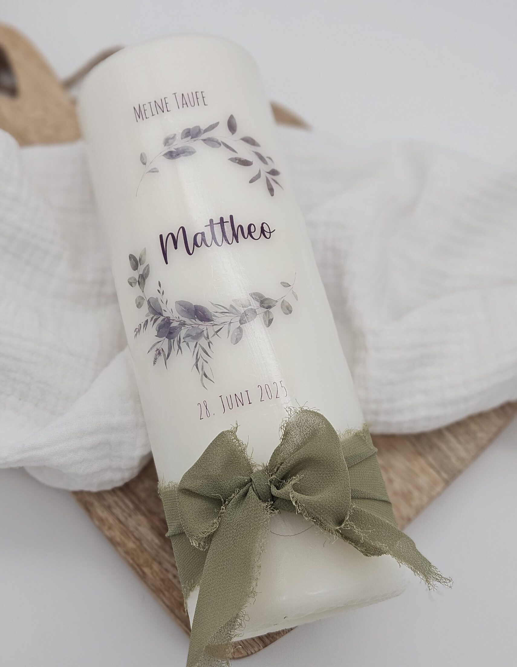 Taufkerze mit Eukalyptuskranz in Khaki | 34,90 €