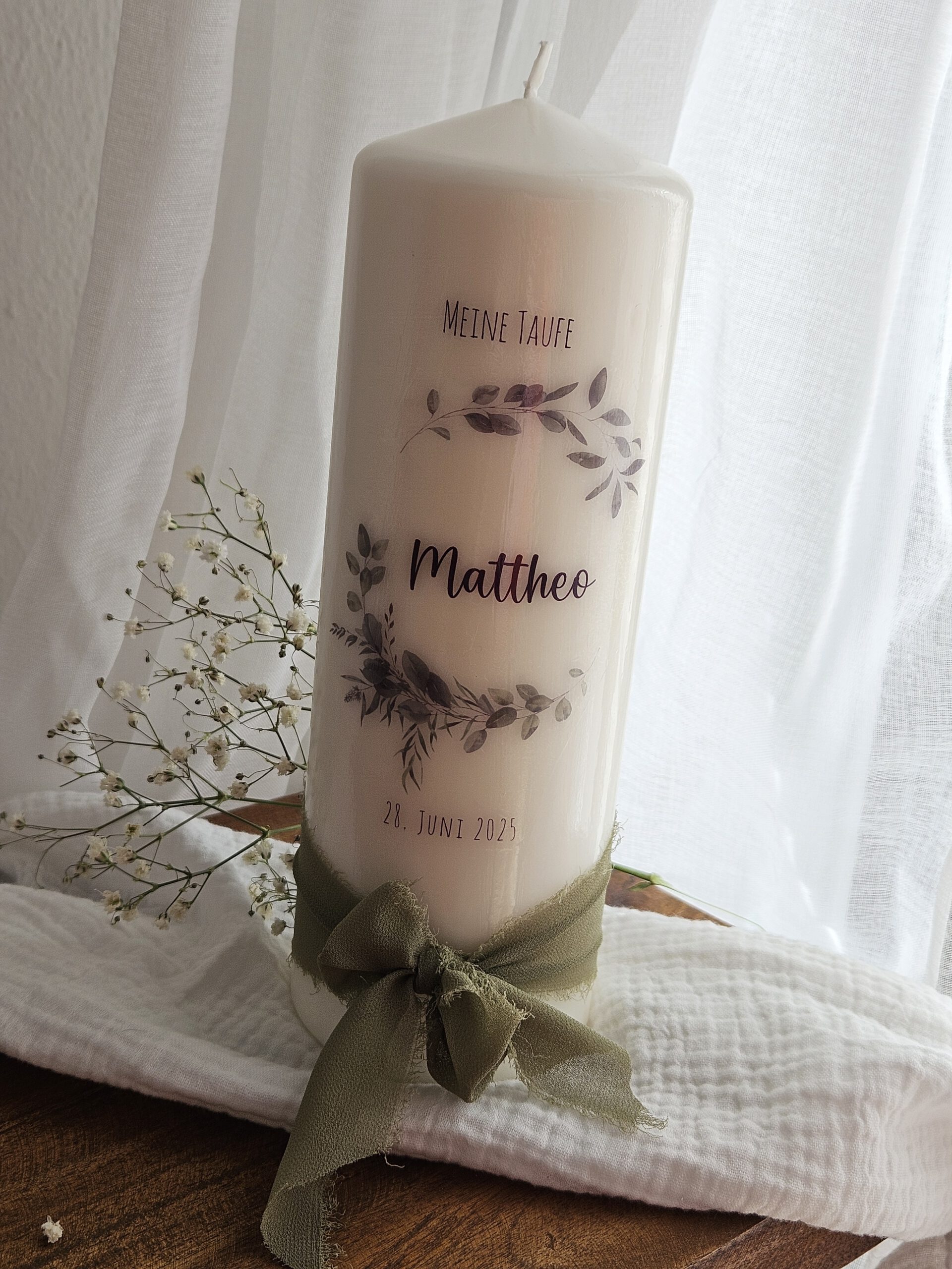 Taufkerze mit Eukalyptuskranz in Khaki | 34,90 € – Bild 4