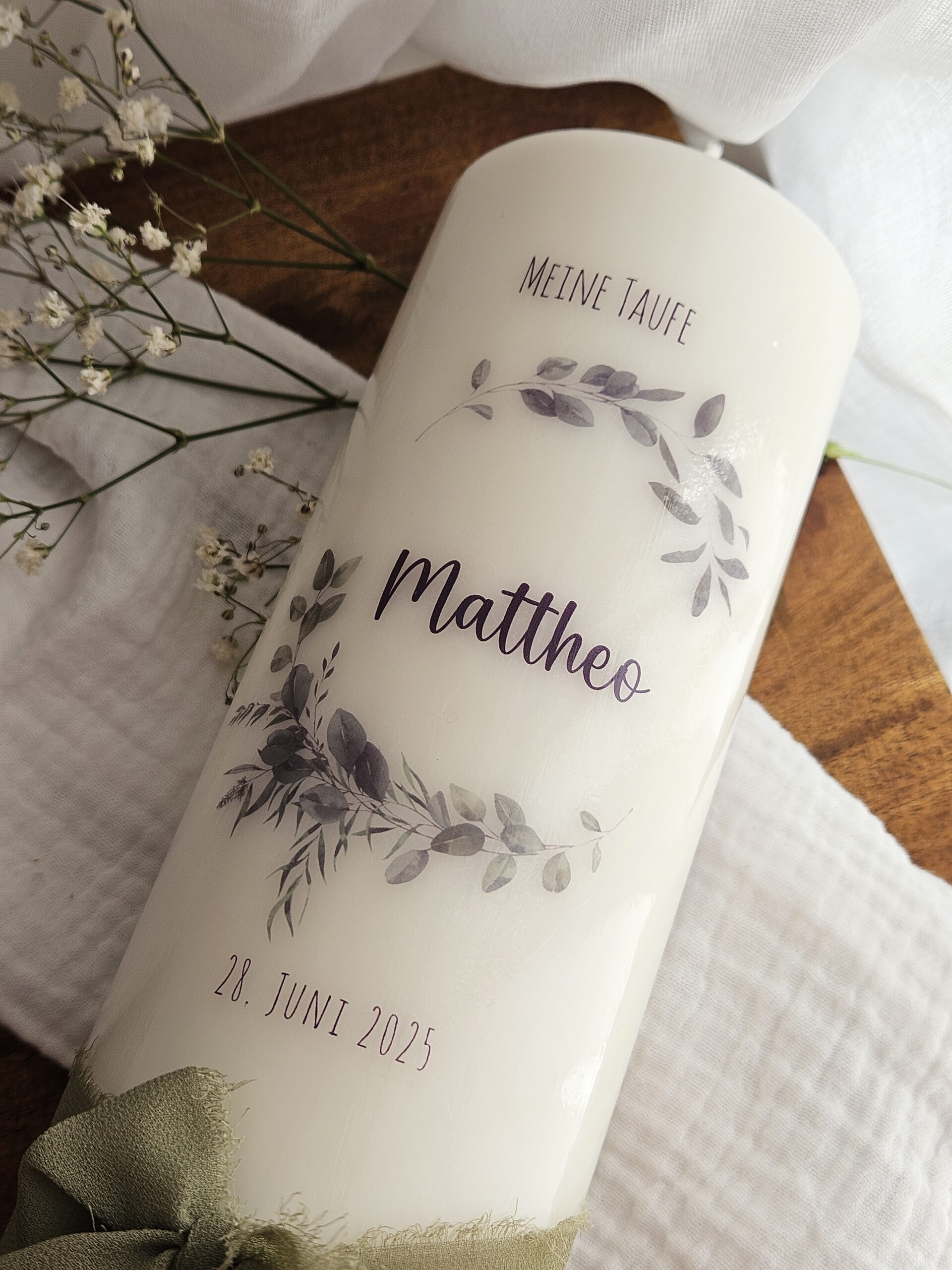 Taufkerze mit Eukalyptuskranz in Khaki | 34,90 € – Bild 2