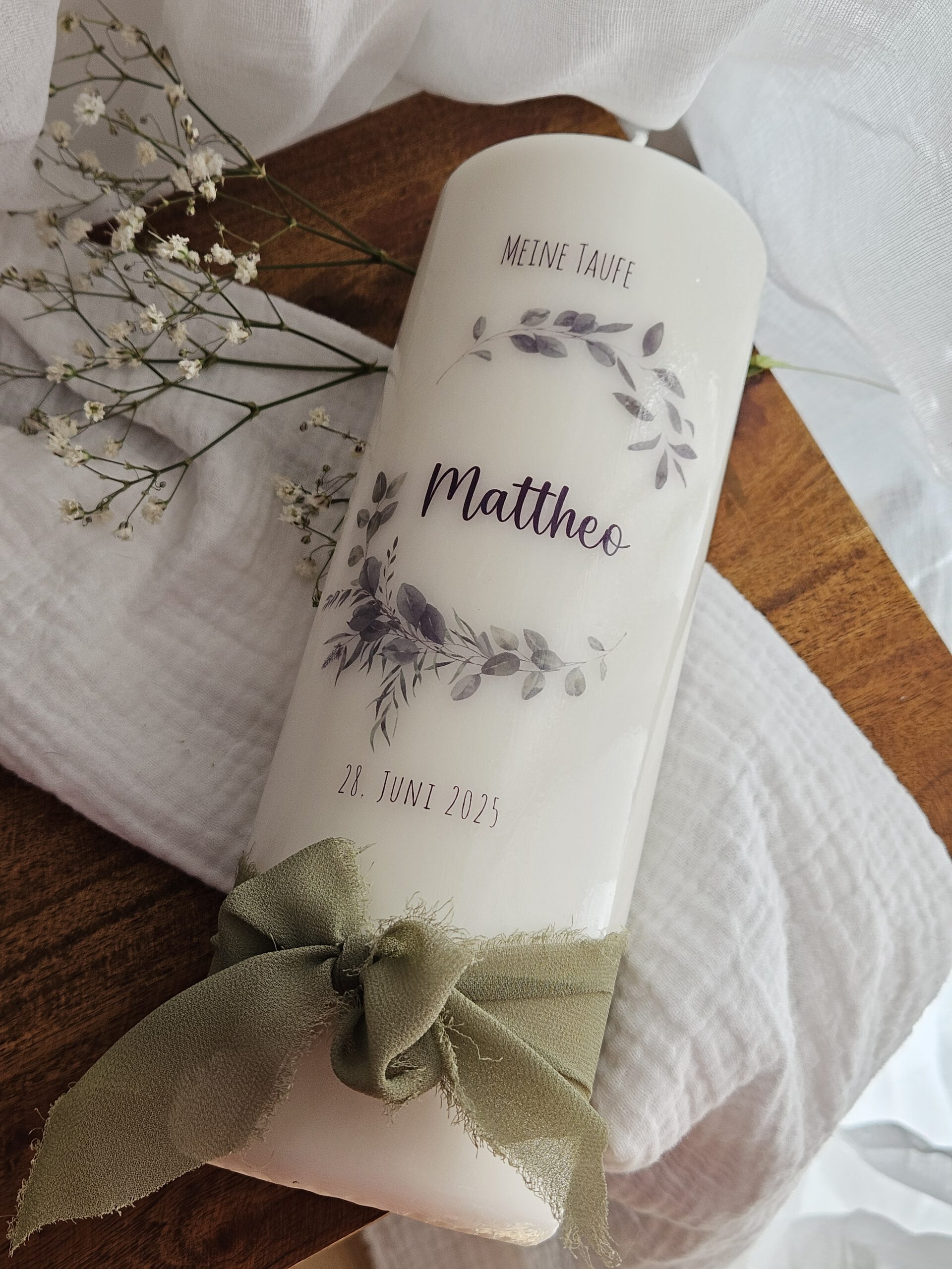 Taufkerze mit Eukalyptuskranz in Khaki | 34,90 € – Bild 3
