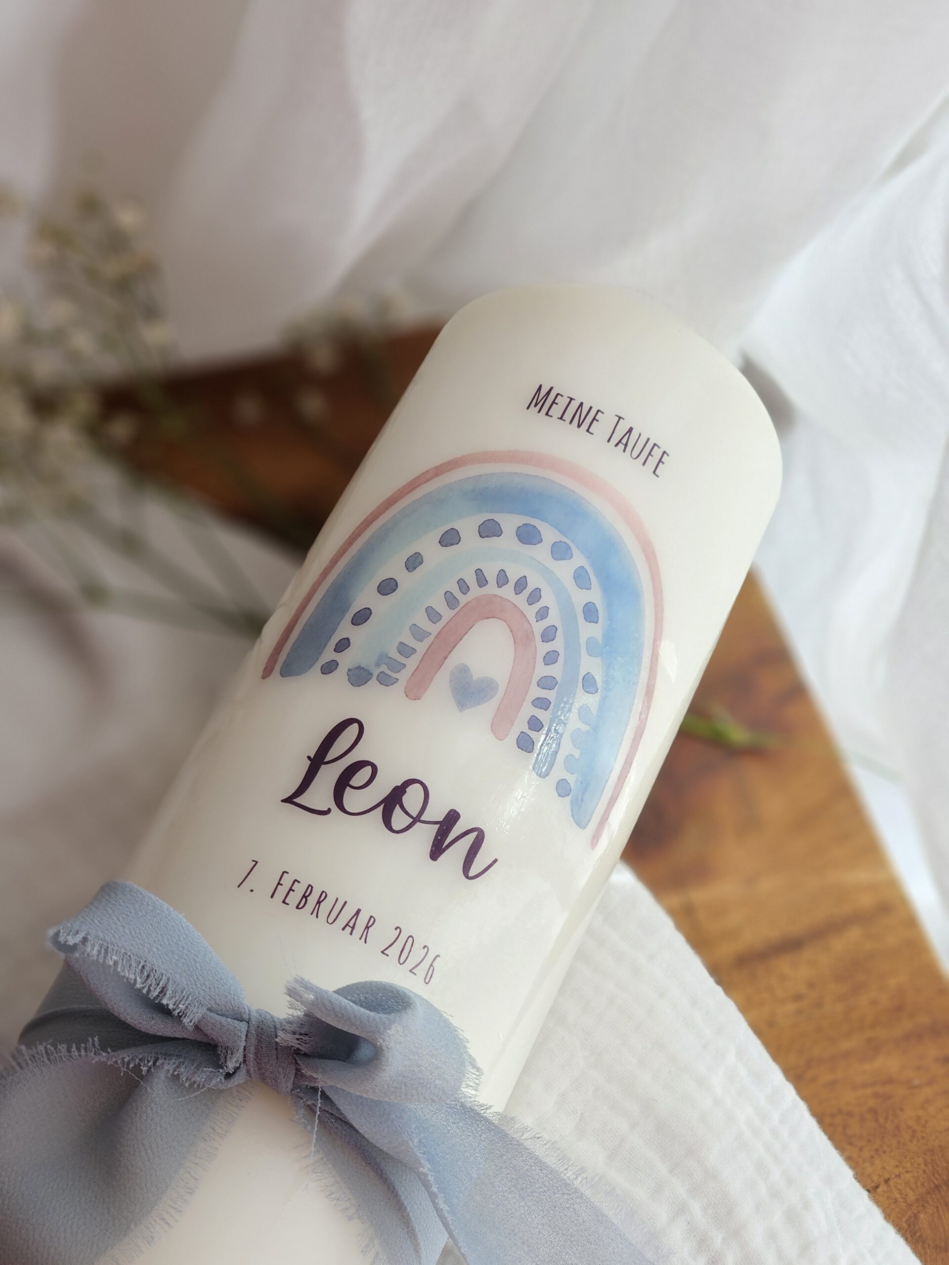 Taufkerze 'Leon' mit Regenbogen | 34,90 € – Bild 2